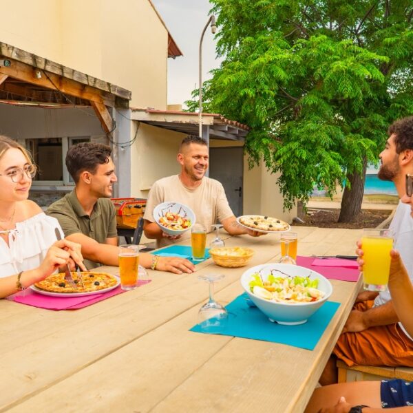 Groupe d'amis au restaurant du Camping le Mas des Roses à Vic la Gardiole dans l'Hérault dans le Sud de la France