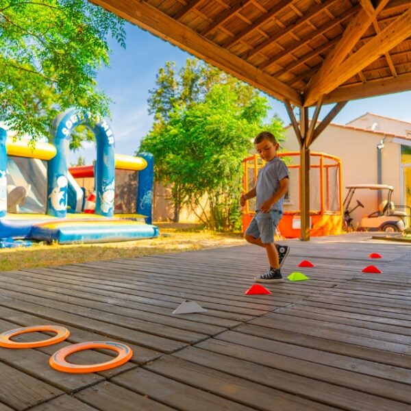 Jeux pour enfants au Camping le Mas des Roses à Vic la Gardiole dans l'Hérault dans le Sud de la France
