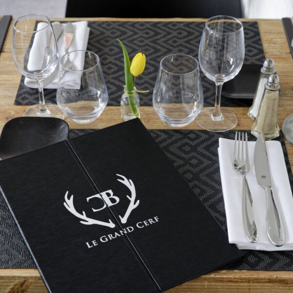 Table de l'Hôtel Restaurant Le Grand Cerf à Nonancourt près de Dreux dans l'Eure en Normandie