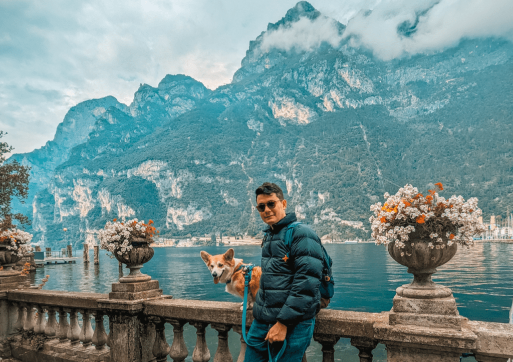 randonner dans les montagnes des Dolomites en Lombardie avec son chien