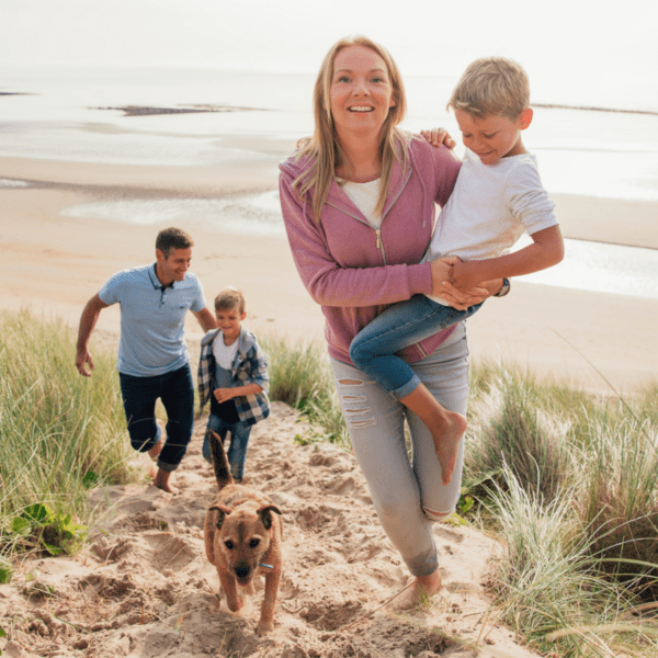 Balade sur le sable à la plage avec un chien aux Mathes la Palmyre en Charente-Maritime