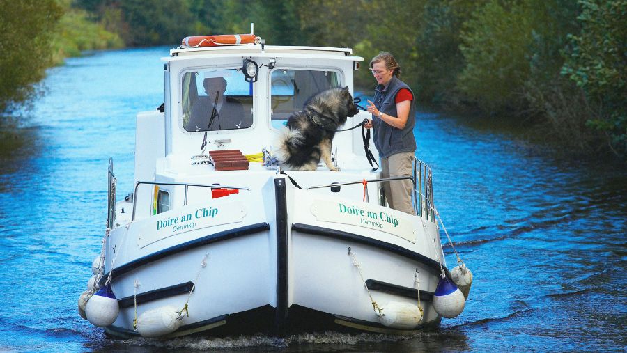 Guide : Croisière fluviale sans permis, mais avec son chien !