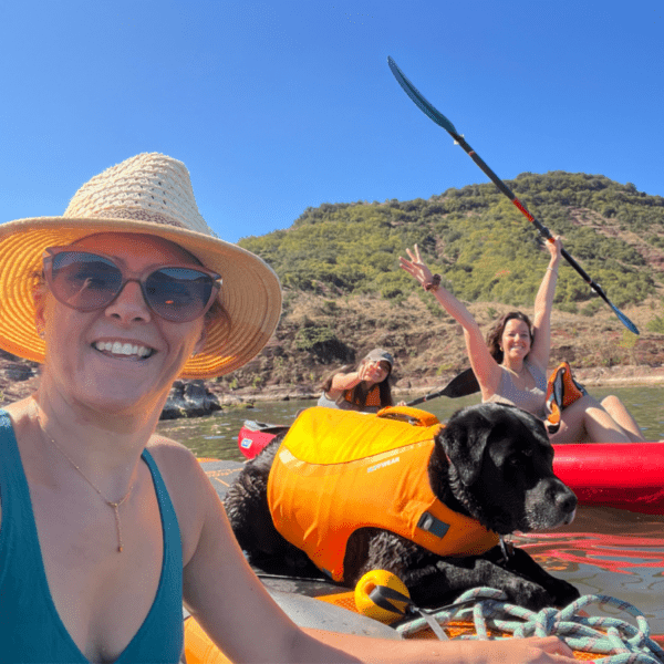 l'équipe d'EmmèneTonChien.com en sortie canoë avec un chien équipé d'un gilet de sauvetage