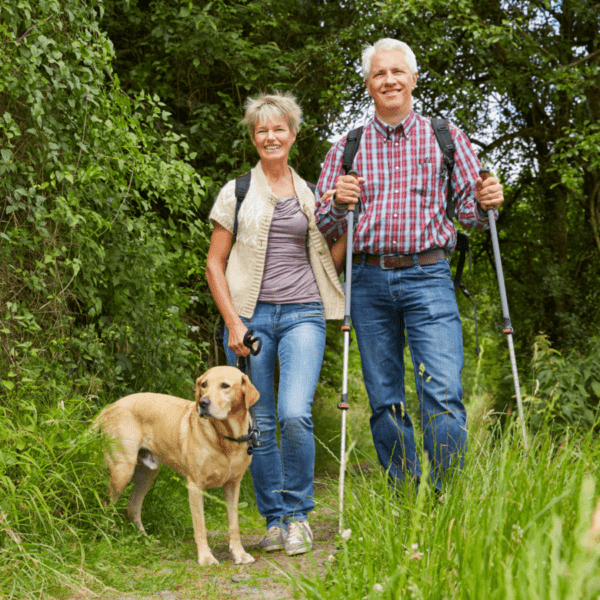 randonnée seniors avec chien