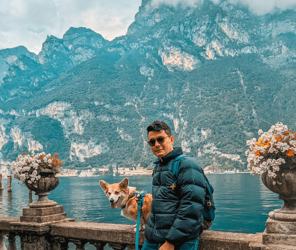 vue des Dolomites et d'un grand lac du nord de l'Italie avec un chien