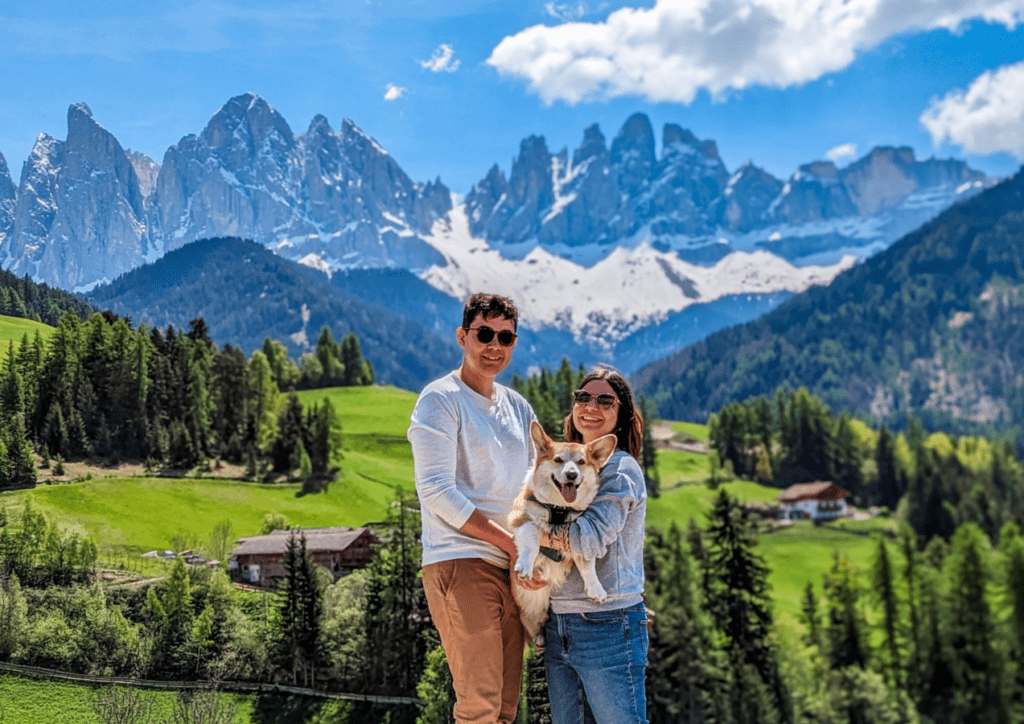 les montagnes des Dolomites en Italie sont accessibles aux chiens pendant les vacances