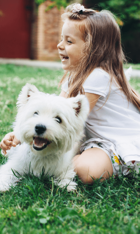 chien et enfant heureux de leur croisière fluviale en Bretagne avec Locaboat