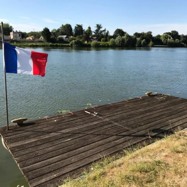 Ponton privé du Gîte la Maison des Pêcheurs près de Louviers dans l'Eure en Normandie