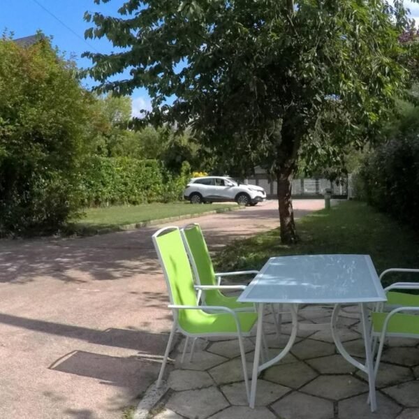 Table dans le jardin clos du Gîte la Maison des Pêcheurs près de Louviers dans l'Eure en Normandie