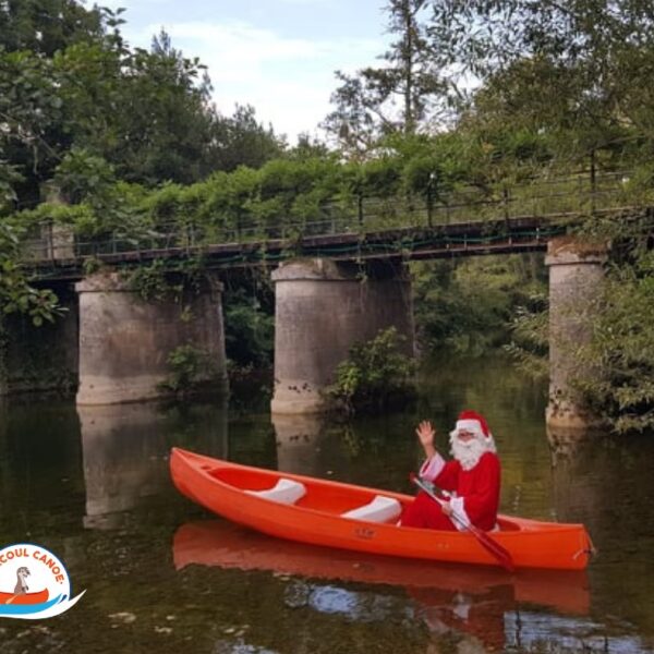 Le père noël en excursion sur la rivière avec Parcoul Canoe en Dordogne dans le Périgord en Nouvelle Aquitaine ( Ouverts toute l'année)