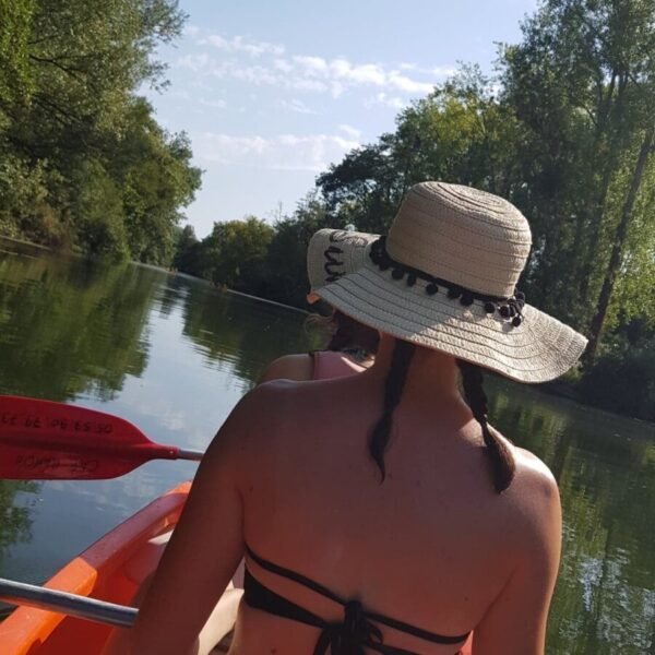 Personne en balade sur la rivière avec Parcoul Canoe en Dordogne dans le Périgord en Nouvelle Aquitaine ( Ouverts toute l'année)