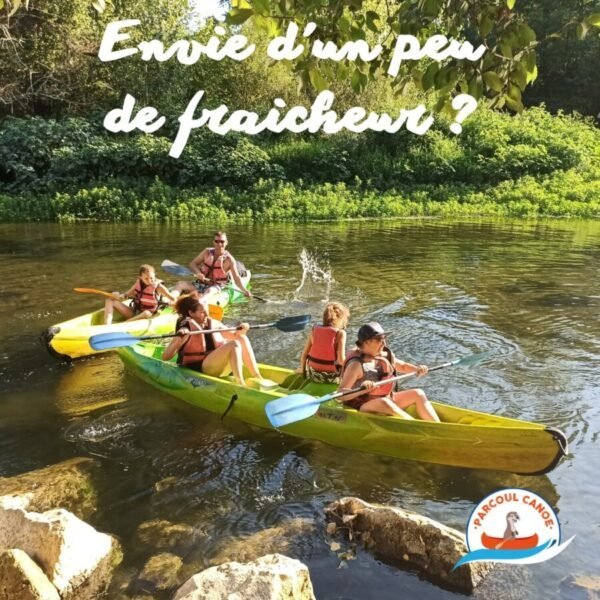 Vacanciers faisanr du canoé avec la base Parcoul Canoe en Dordogne dans le Périgord en Nouvelle Aquitaine ( Ouverts toute l'année)