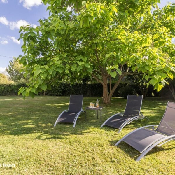 Jardin avec transats des Gites à Beauficel-en-Lyons en Normandie dans l'Eure