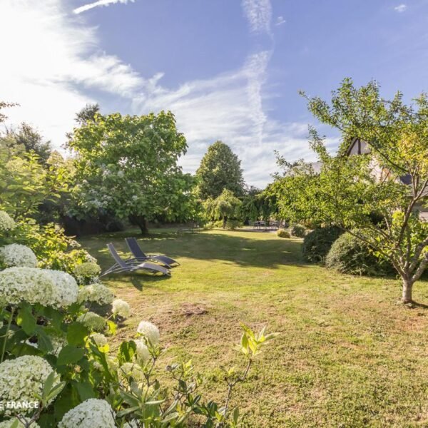 Grand jardin fleuri des Gites à Beauficel-en-Lyons en Normandie dans l'Eure