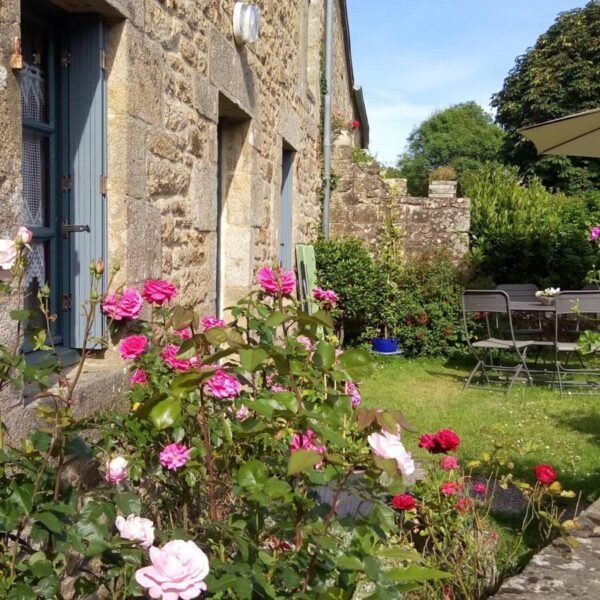 Jardin fleuri et clos des Gîtes de Kervarc'h en Bretagne dans le Morbihan à Erdeven