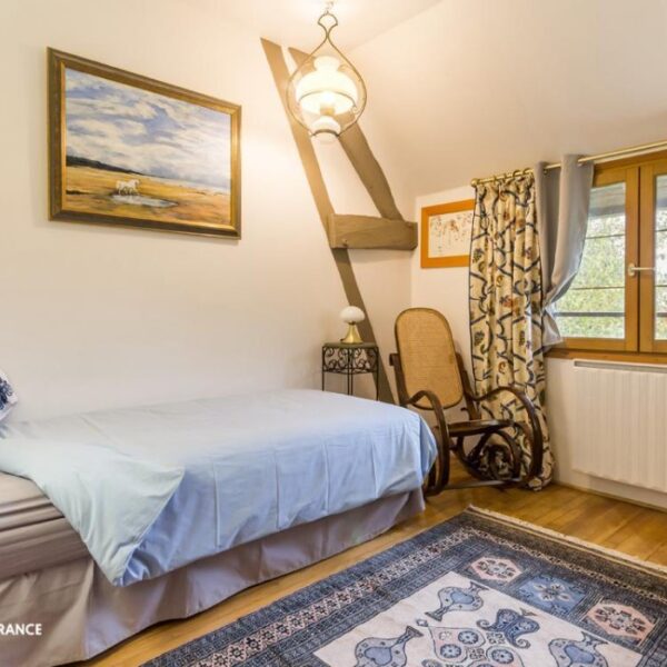 Chambre avec un lit simple des Gites à Beauficel-en-Lyons en Normandie dans l'Eure