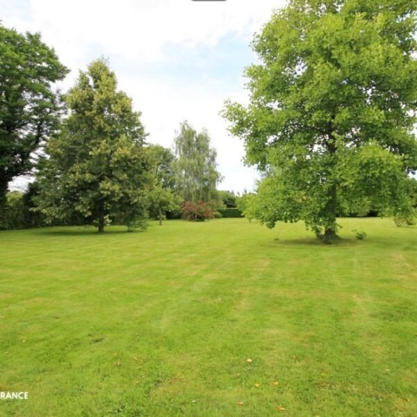 Grand jardin arboré des Gites à Beauficel-en-Lyons en Normandie dans l'Eure