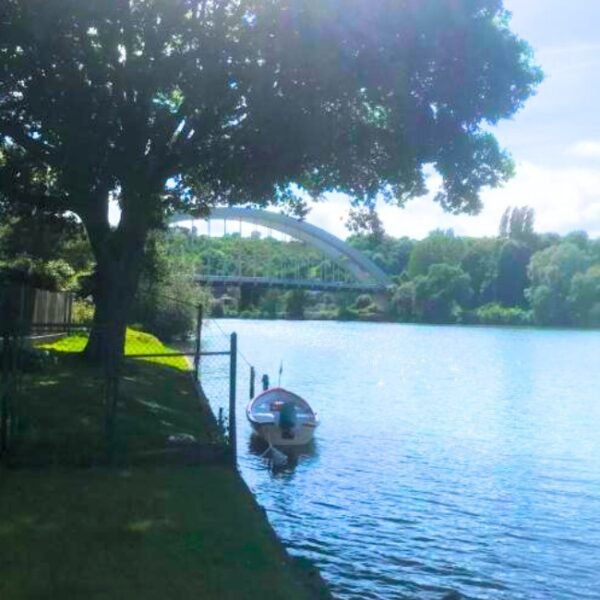 Bateau sur la rivière à coté du Gîte la Maison des Pêcheurs près de Louviers dans l'Eure en Normandie