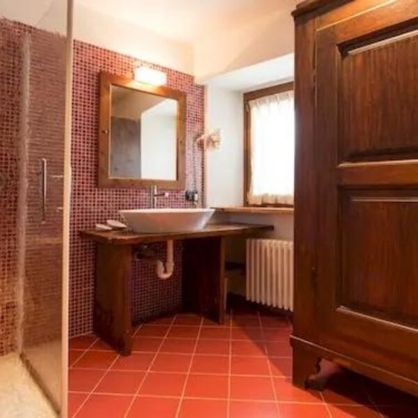 Salle de bain de la Résidence Le Petit Cœur dans le Val d'Aoste en Italie dans les Alpes à La Salle