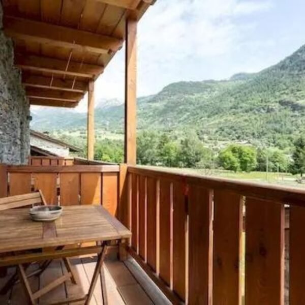 Terrasse vue sur la montagne de la Résidence Le Petit Cœur dans le Val d'Aoste en Italie dans les Alpes à La Salle