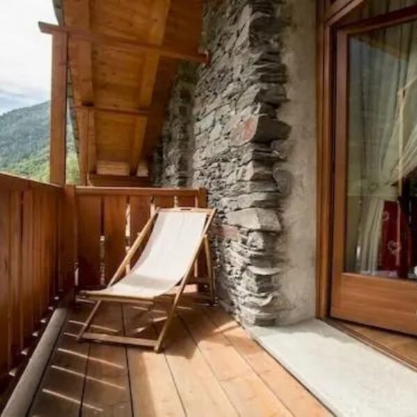 Terrasse vue sur la montagne de la Résidence Le Petit Cœur dans le Val d'Aoste en Italie dans les Alpes à La Salle