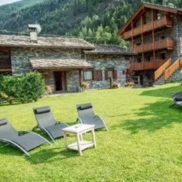 Jardin de la Résidence Le Petit Cœur dans le Val d'Aoste en Italie dans les Alpes à La Salle