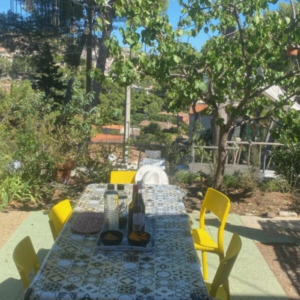 Table sur la terrasse de la Villa Nicole Location de Vacances à Carry le Rouet en Provence dans les Bouches du Rhône