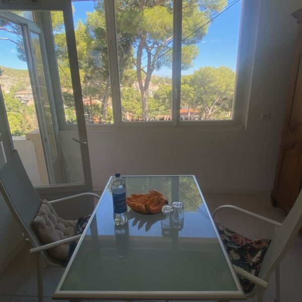 Table à manger dans la Villa Nicole Location de Vacances à Carry le Rouet en Provence dans les Bouches du Rhône