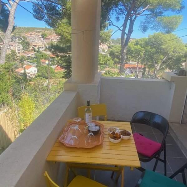 Table sur la terrasse de la Villa Nicole Location de Vacances à Carry le Rouet en Provence dans les Bouches du Rhône