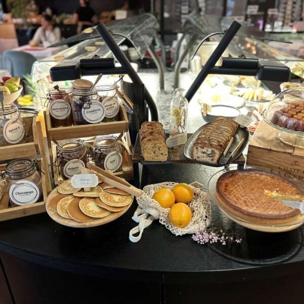 Buffet du petit déjeuner de l'Hôtel Mercure Bordeaux Aéroport en Gironde en Nouvelle Aquitaine en France