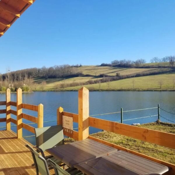 Terrasse du gîte Poppy vue sur le lac privatif des Gîtes de La Masera dans le Gers en Occitanie à Lamazère