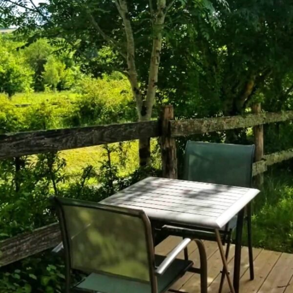 Terrasse du gîte Birdy des Gîtes de La Masera dans le Gers en Occitanie à Lamazère