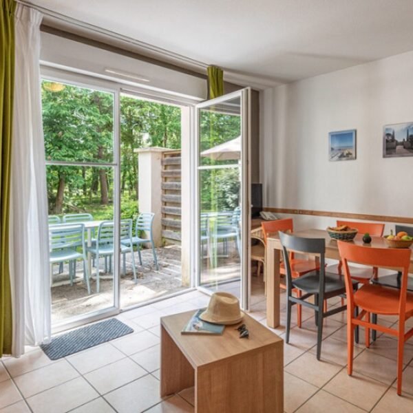 Coin salle à manger et terrasse du Domaine du Golf en Maine-et-Loire dans le Pays de la Loire à Saumur