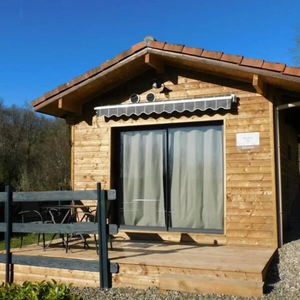 Terrasse et façade du gîte Daisy des Gîtes de La Masera dans le Gers en Occitanie à Lamazère