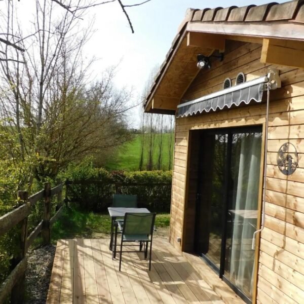 Terrasse du gîte Birdy des Gîtes de La Masera dans le Gers en Occitanie à Lamazère