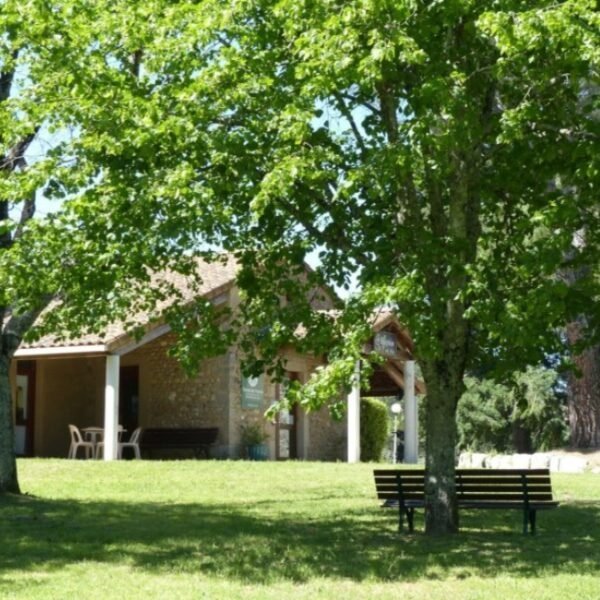 Façade et jardin d'une résidence du Domaine des Vans en Ardèche en Auvergne-Rhône-Alpes à Chambonas