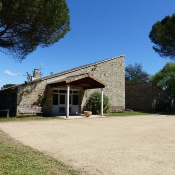 Façade d'une résidence du Domaine des Vans en Ardèche Auvergne-Rhône-Alpes à Chambonas