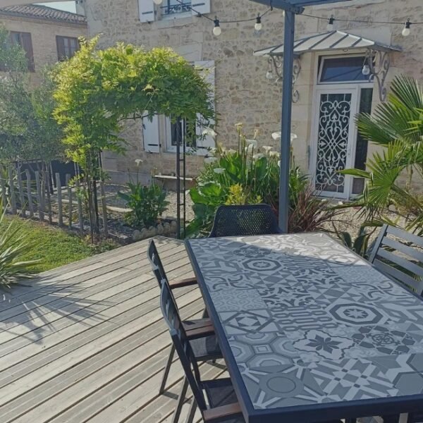 Jardin clos et terrasse de la Chambre d'Hôtes By Atelier détente et Spa en Gironde en Nouvelle Aquitaine à Castets