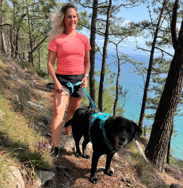 Randonner ou marcher avec son chien est un moyen de se remettre en forme à la rentrée