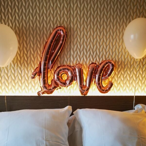 Chambre double Blanche et ballon "love" au dessus du lit de l'Hôtel Spa Best Western Le Saint Antoine en Ille-et-Vilaine à Rennes en Bretagne