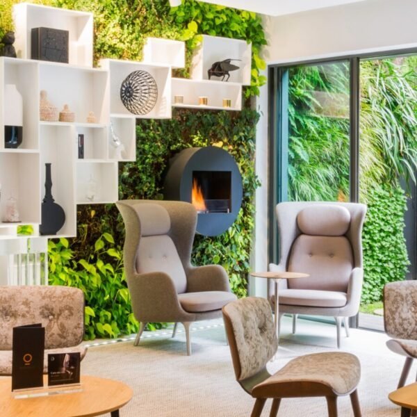 Espace lounge moderne et décoré de plantes vertes du spa de l'Hôtel et Spa Best Western Le Saint Antoine en Ille-et-Vilaine à Rennes en Bretagne