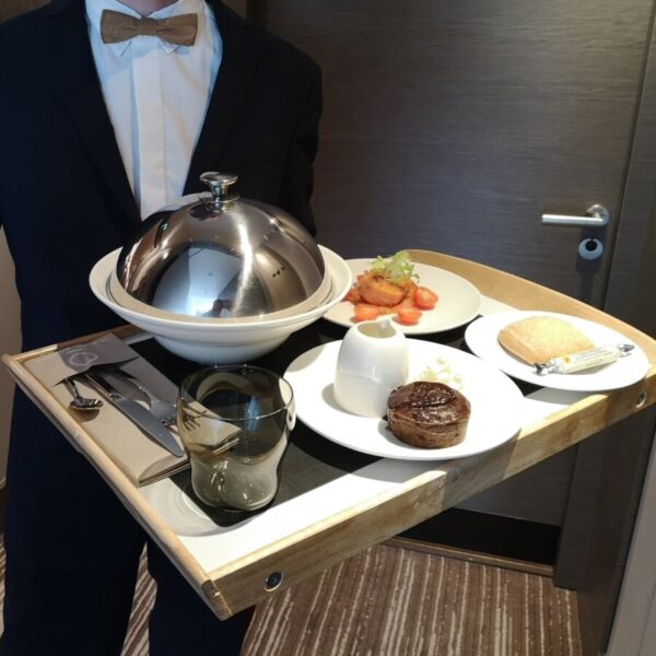 Room service et argenterie de l'Hôtel et Spa Best Western Le Saint Antoine en Ille-et-Vilaine à Rennes en Bretagne