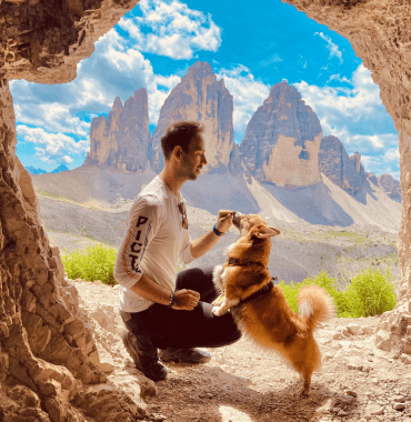 magnifique paysage avec un humain et un chien devant les Tre Cime en Italie