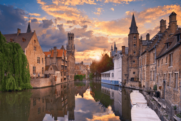 Vue du coucher de soleil de Bruges depuis un canal.