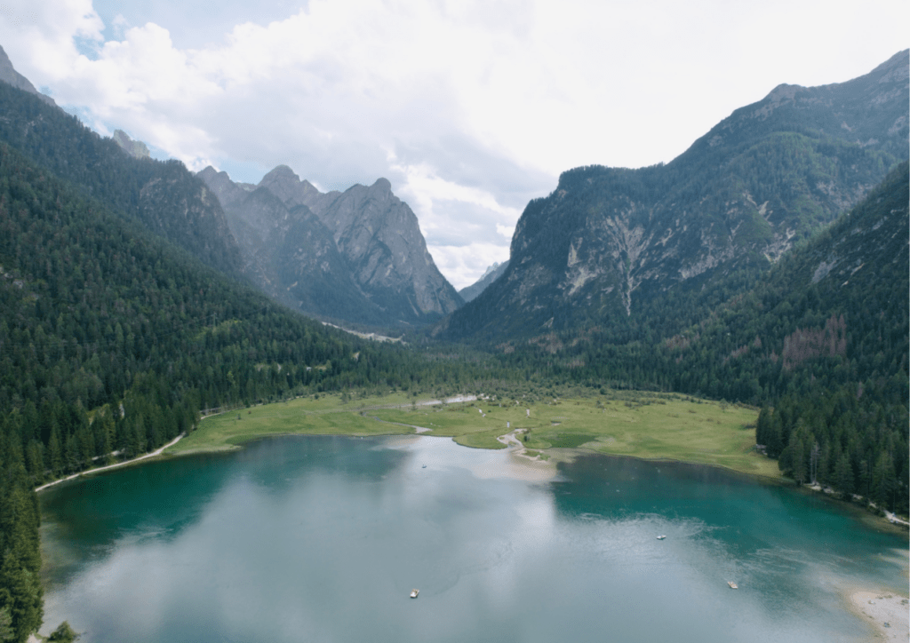 Vue sur le Lago di Braies à Belluno dans les Dolomites accessible avec un chien