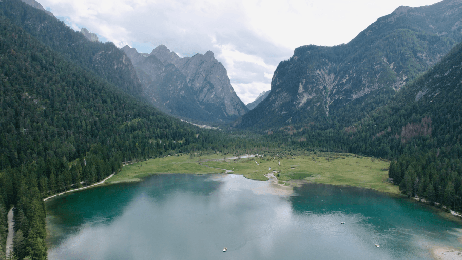 Cortina d’Ampezzo, Lago di Braies à Belluno avec un chien