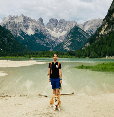 Le Lago di Landro est accessible avec un chien pour profiter de cette plage avec vue sur les Dolomites en Italie