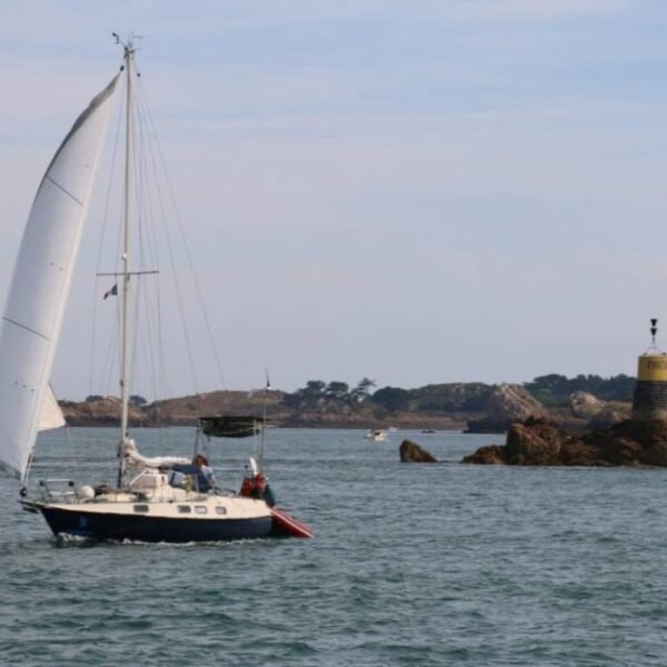 Bateau près des côtes à proximité du gîte de Kervalo, moderne et confort pour 4 en Côtes-d'Armor en Bretagne à Pontrieux