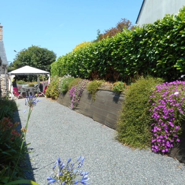 Jardin clos ensoleillé du gîte de Kervalo, moderne et confort pour 4 en Côtes-d'Armor en Bretagne à Pontrieux