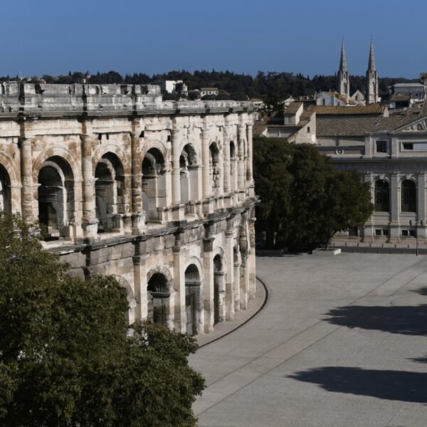 Photo d'un côté des Arènes de Nîmes dans le Gard en Occitanie à Nîmes